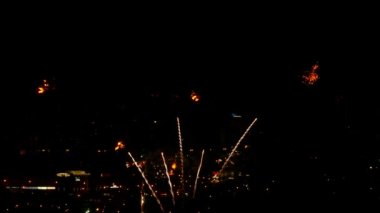 yanıp sönen gece gökyüzünde havai fişek.