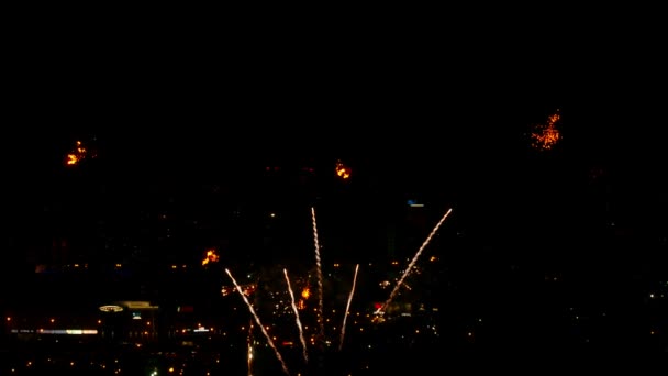 Fuegos artificiales parpadeando en el cielo nocturno . — Vídeos de Stock