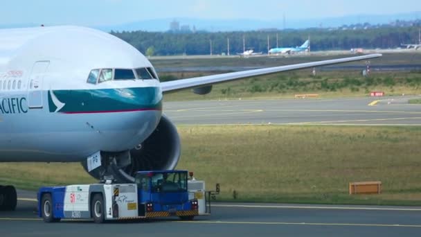 Avion remorqueur à l'aéroport de Francfort — Video