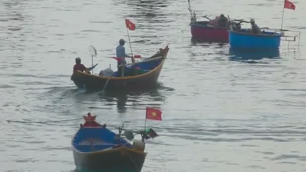 Рибалка відправитися в море до риби — стокове відео