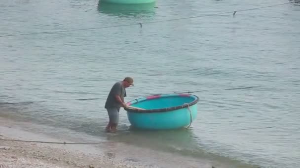 Fiskare på en rund båt ut till havet — Stockvideo