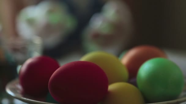 Coloring easter eggs — Stock Video