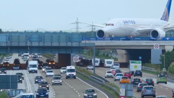 飞机在高速公路 — 图库视频影像