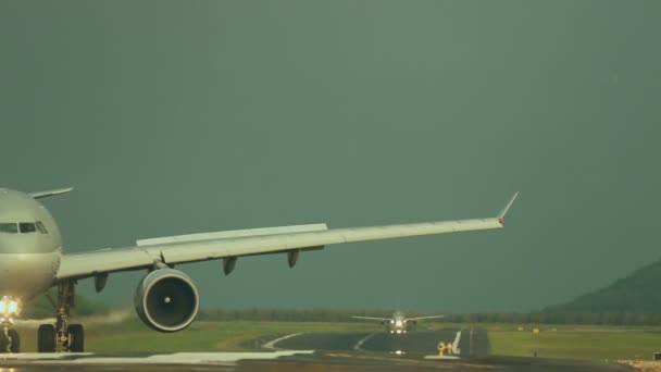 Aviões taxiando na pista — Vídeo de Stock