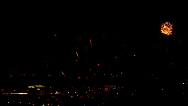 Fuegos artificiales parpadeando en el cielo nocturno — Vídeos de Stock
