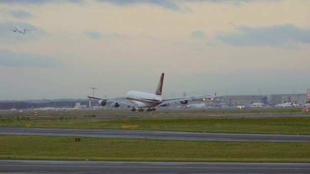 Superjumbo landing, Frankfurt — Stockvideo