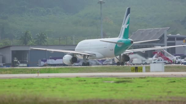 Salida del avión desde Phuket — Vídeos de Stock