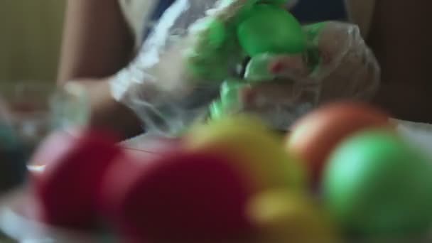 Coloring easter eggs — Stock Video