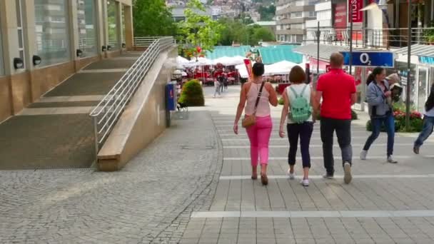 Passeggiando per la città dopo lo shopping — Video Stock