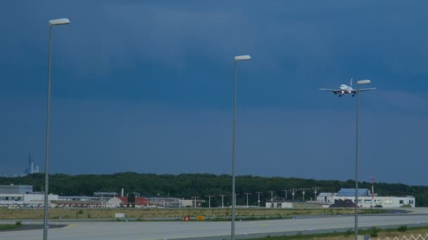 Airplane approaching in Frankfurt — Stock Video