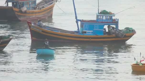 Egy kerek csónakot a tenger a halász — Stock videók