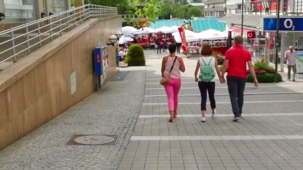 Promenade dans la ville après le shopping — Video