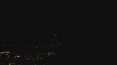 yanıp sönen gece gökyüzünde havai fişek