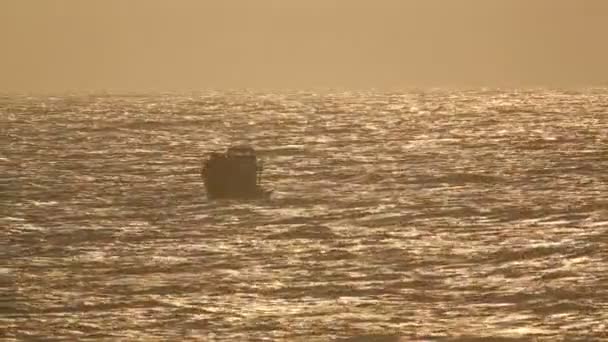 Рыбацкие лодки в океане — стоковое видео