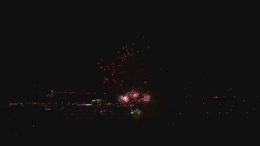 yanıp sönen gece gökyüzünde havai fişek