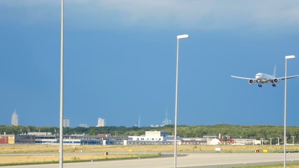 Самолет приближается во Франкфурте — стоковое видео