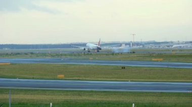 Frankfurt bölgesindeki yaklaşan uçak