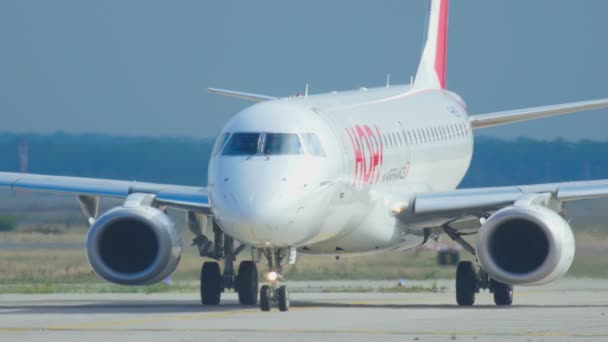 Flugzeug wartet auf Start — Stockvideo