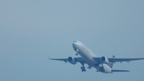 Airbus 330 hebt ab — Stockvideo