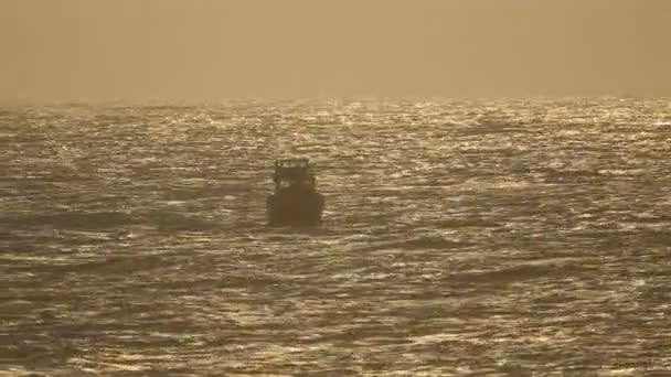 Barco de pesca no oceano — Vídeo de Stock