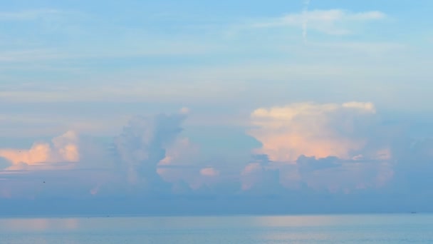 Небо над океаном, утренний пейзаж — стоковое видео
