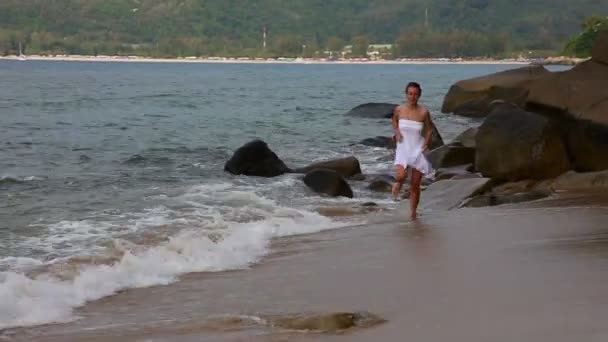 Menina corre ao longo da praia — Vídeo de Stock