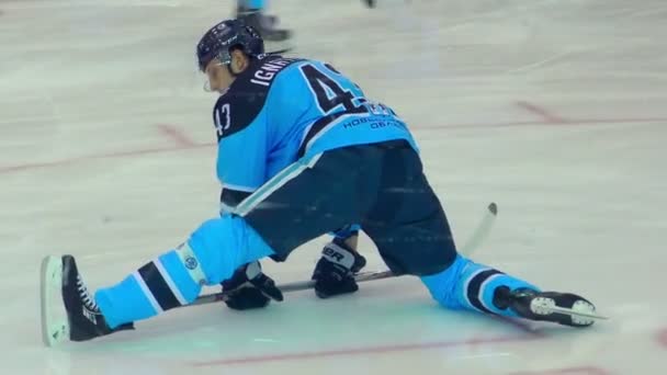 Giocatore di hockey nel riscaldamento — Video Stock