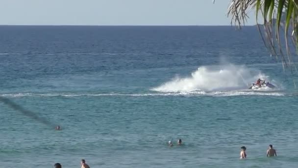 Un hombre en una moto acuática cerca de la playa — Vídeo de stock