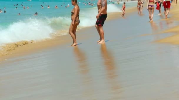 Волны катились по песку пляжа Карон — стоковое видео