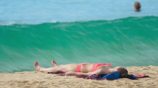 Chica en la playa de Karon — Vídeos de Stock