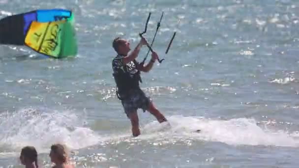 Kitesurfare på stranden — Stockvideo