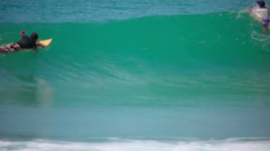 Sörfçü dalgaları üzerinde