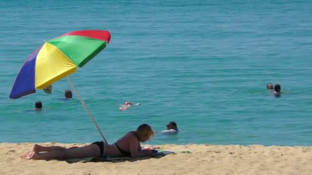 Відпочиваючи на пляжі Karon — стокове відео