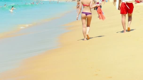 Ondas rodadas en la arena de la playa de Karon — Vídeo de stock