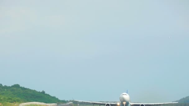 Самолет взлетает из аэропорта Пхукета — стоковое видео