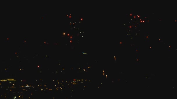 Fuegos artificiales parpadeando en el cielo nocturno — Vídeos de Stock