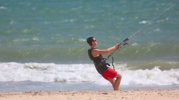 Surfista iniciante na praia — Vídeo de Stock