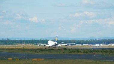 Uçak indikten sonra fren yapıyor.