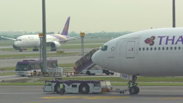 Tráfico en el aeropuerto de Suvarnabhumi — Vídeo de stock