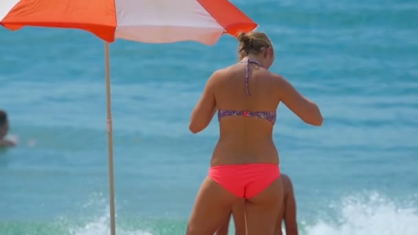 Koppel op het Karon strand — Stockvideo