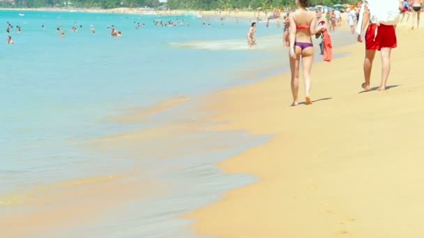 Ondas rodadas en la arena de la playa de Karon — Vídeo de stock