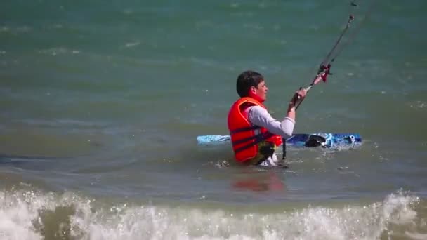 Beginner kite surfer — Stockvideo