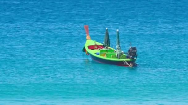 Longtail lancha cerca de la playa — Vídeo de stock