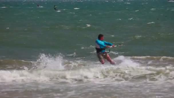 Kite surfař surfování — Stock video