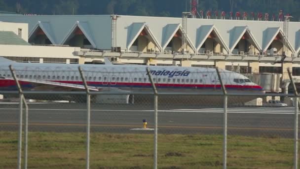 Boeing 737 taxning — Stockvideo