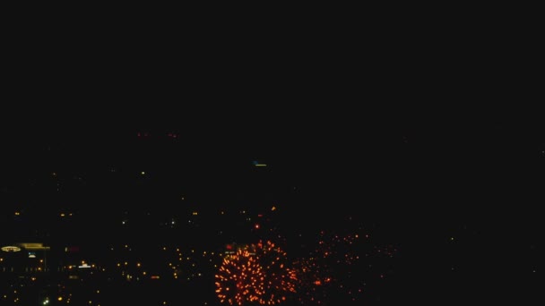 Фейерверки мигают в ночном небе — стоковое видео