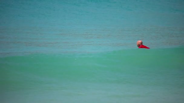 Surfistas nas ondas — Vídeo de Stock