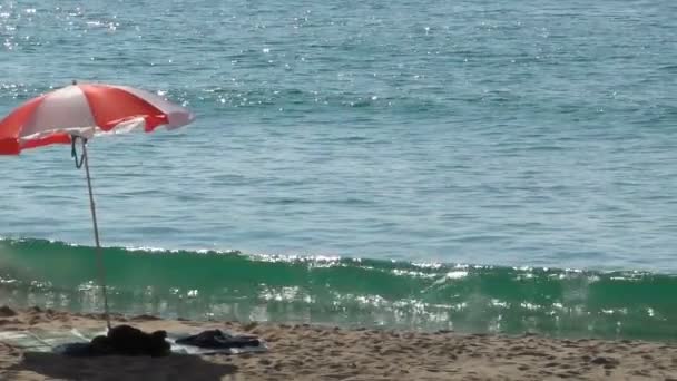 在海滩的沙子上翻卷波浪 — 图库视频影像