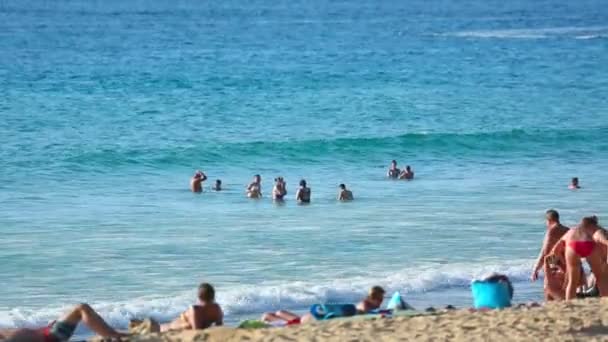 Turistas em Karon Beach — Vídeo de Stock