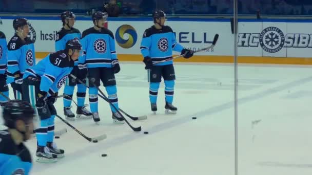 Hockeyspelare i warm-up — Stockvideo